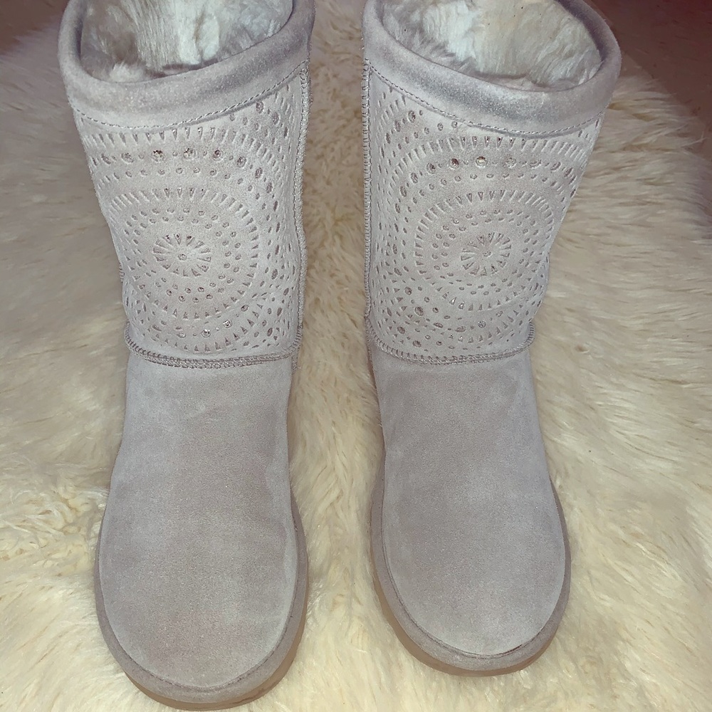 Ugg Classic Short Sunshine Perforated Boot -Size 8